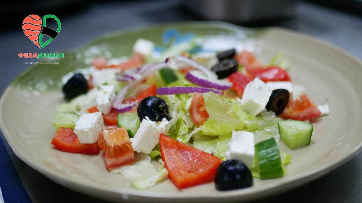 Свежий взгляд на классику: греческий салат с хрустящим айсбергом