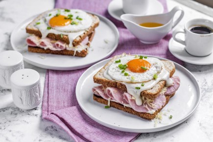 Рецепт сэндвича Крок-мадам с ветчиной, сыром и соусом Бешамель