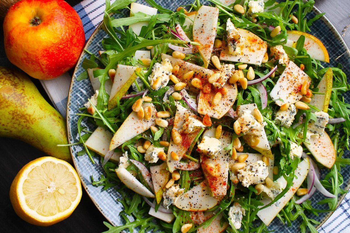 Европейский салат с грушей и голубым сыром за 10 минут