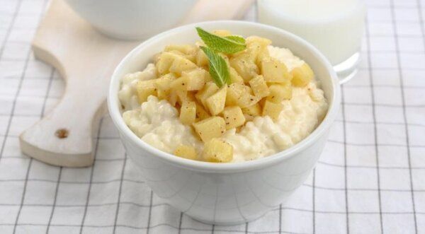Питательная молочная каша с рисом и яблоками для идеального утра