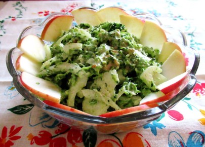 Простой и полезный салат «Лушка-кудряшка»: как приготовить яркое жизнерадостное блюдо с курицей и брокколи