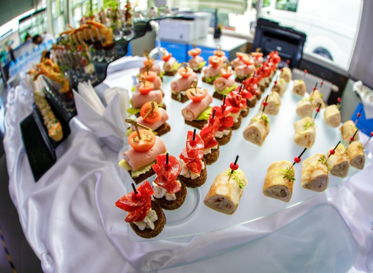 Как избежать отравления во время новогодних праздников