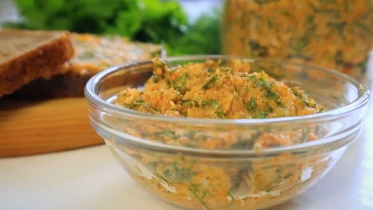 Необычный паштет из сала с чесноком и зеленью