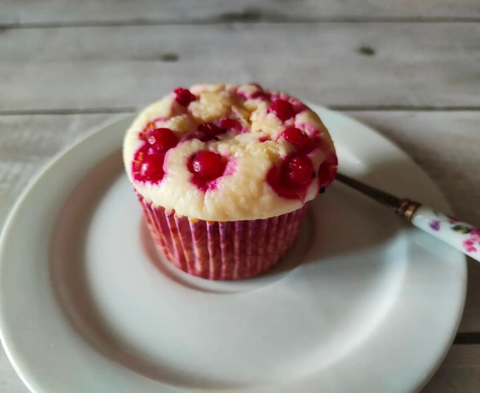 Кулинарное вдохновение: кексы с творожным слоем и ягодным акцентом