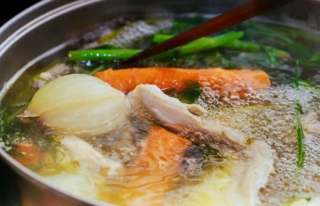 Почему нельзя сливать первую воду с бульона: три важных причины