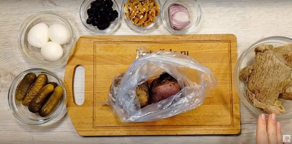 Взрыв вкусов: Новый взгляд на традиционный новогодний салат