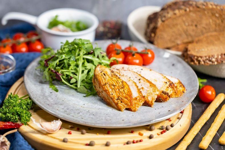 Нежный стейк из индейки с овощами: вкусный и полезный ужин