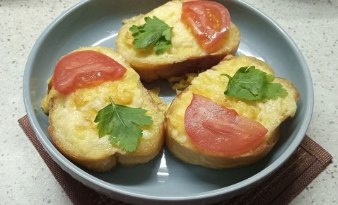 Горячие бутерброды с сыром и томатами