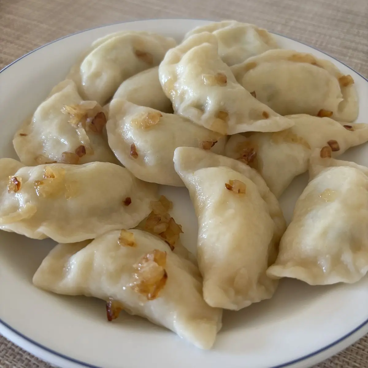 Тепло бабушки: Вареники с салом, которые окунут в детство