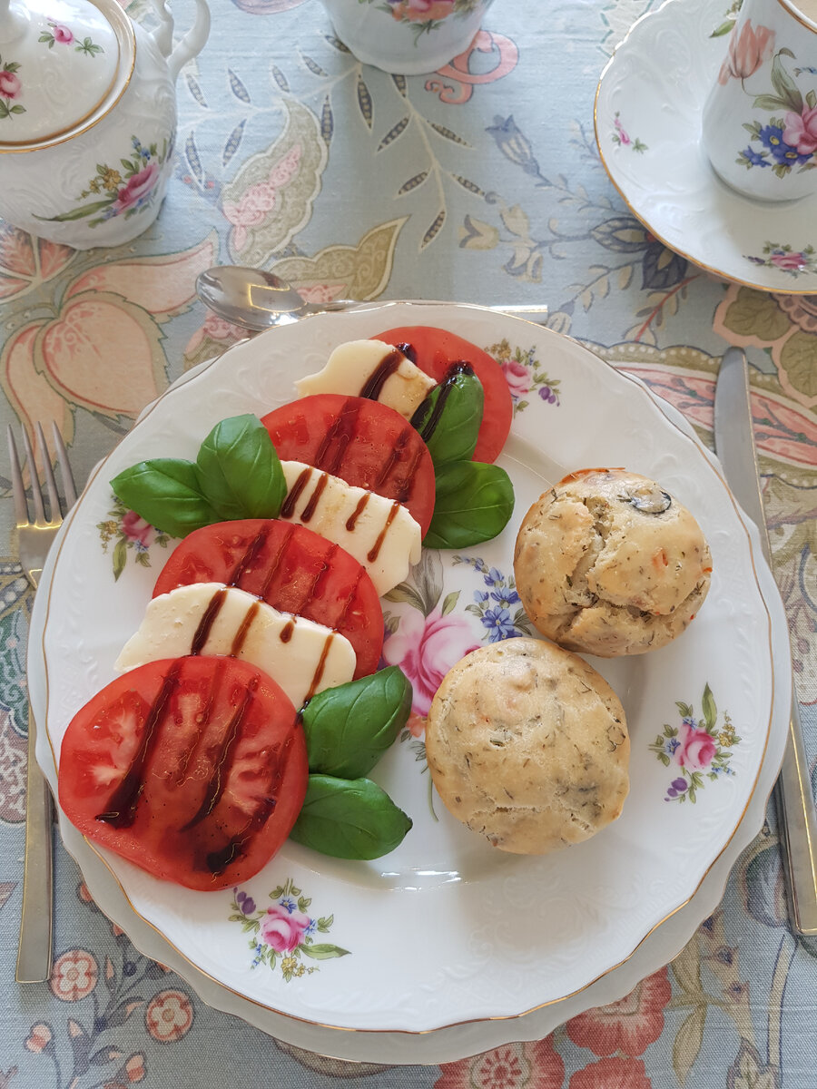 Насладитесь летним удовольствием с кексами и салатом капрезе