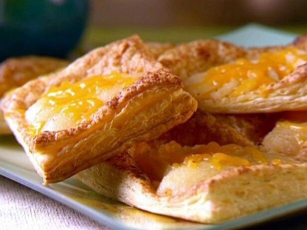 Слойки с грушами и сыром — простой сладкий десерт в домашнем исполнении