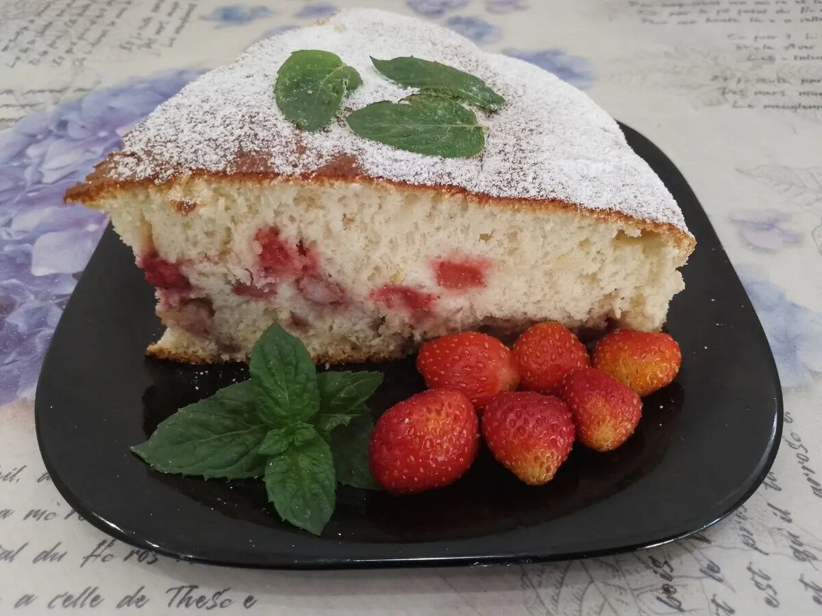 Нежный бисквитный пирог с ягодами: простой рецепт на каждый день