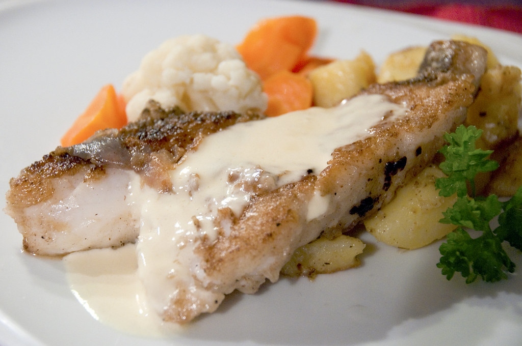 Сочная треска в духовке с лимоном и зеленью за 20 минут