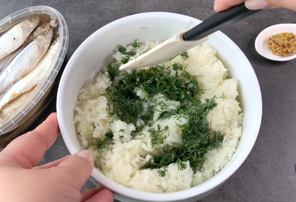 Вкусные роллы из картошки и кильки для идеального вечера