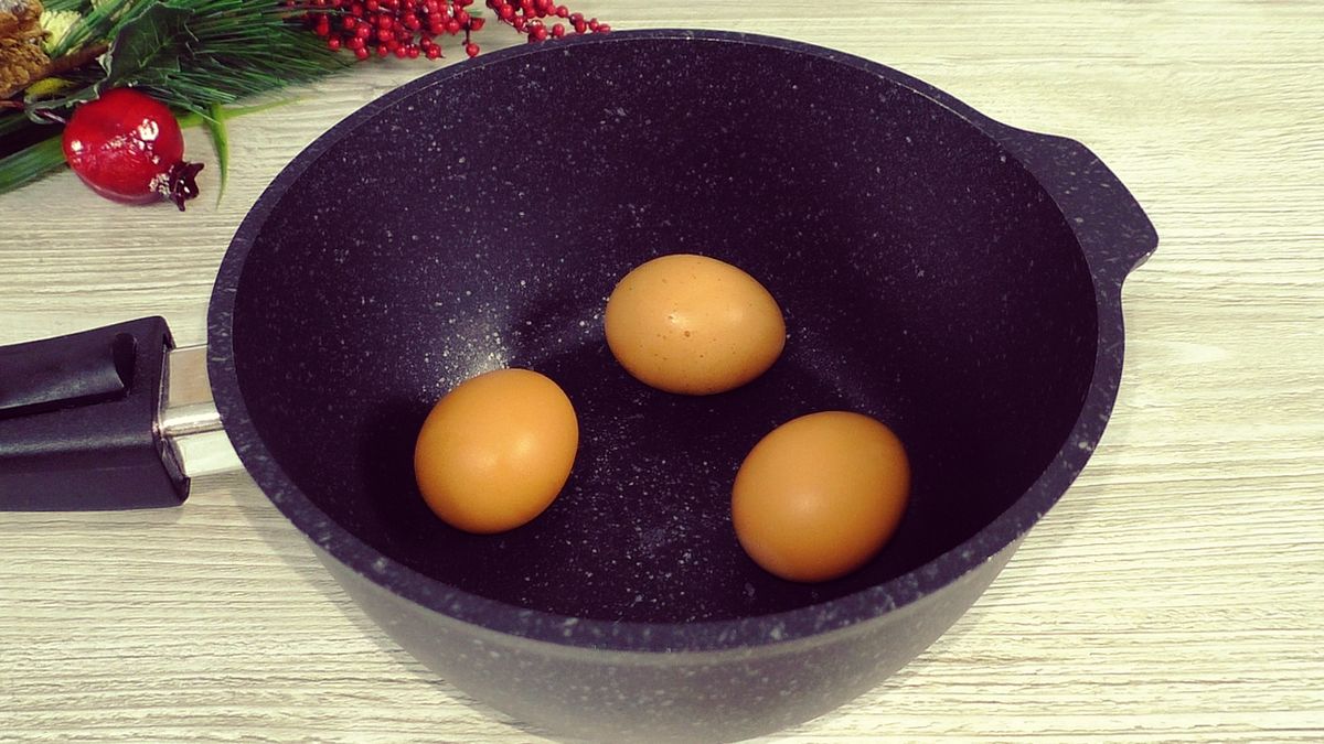 Как быстро очистить варёные яйца с помощью удивительного метода