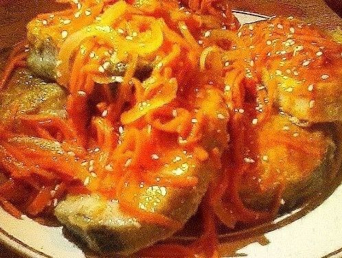 Вкусная треска под маринадом с овощами