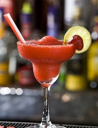 Освежающий клубничный лаймад для летних вечеринок