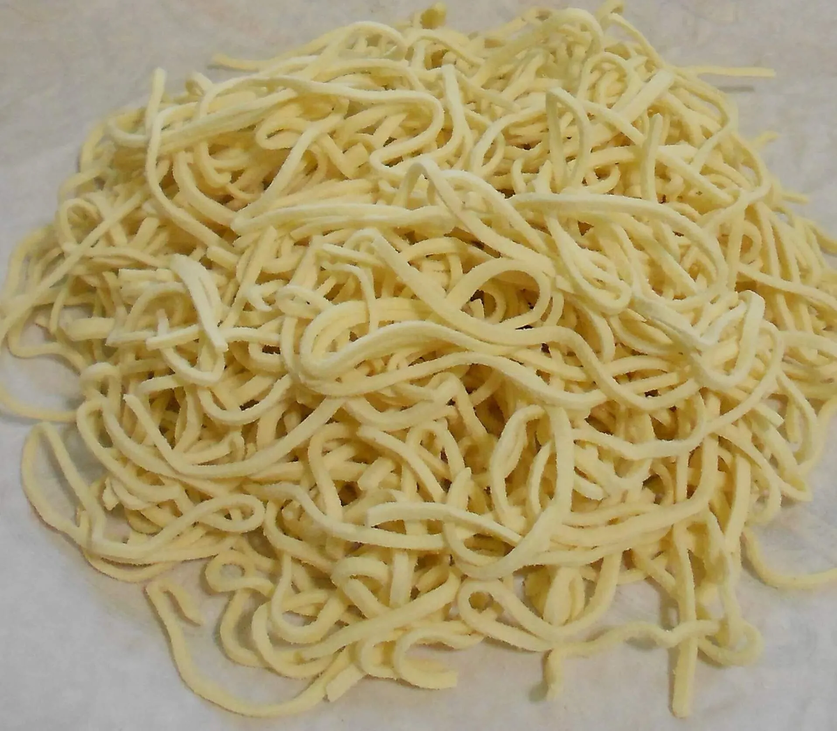 Создайте домашнюю лапшу из четырех простых ингредиентов