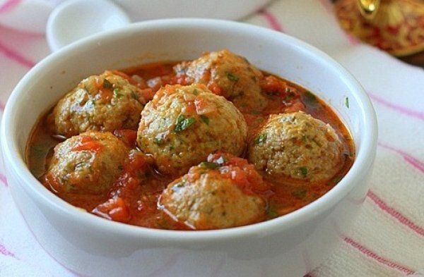 Сочные тефтели с сыром в ароматном томатном соусе