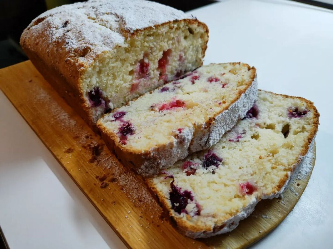 Вкуснейший творожный кекс с ягодами