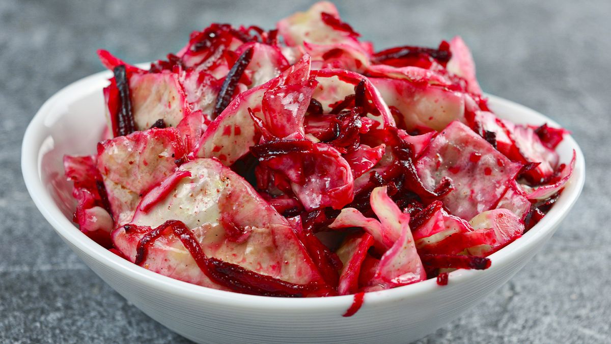 Простой и вкусный корейский салат из капусты и свеклы