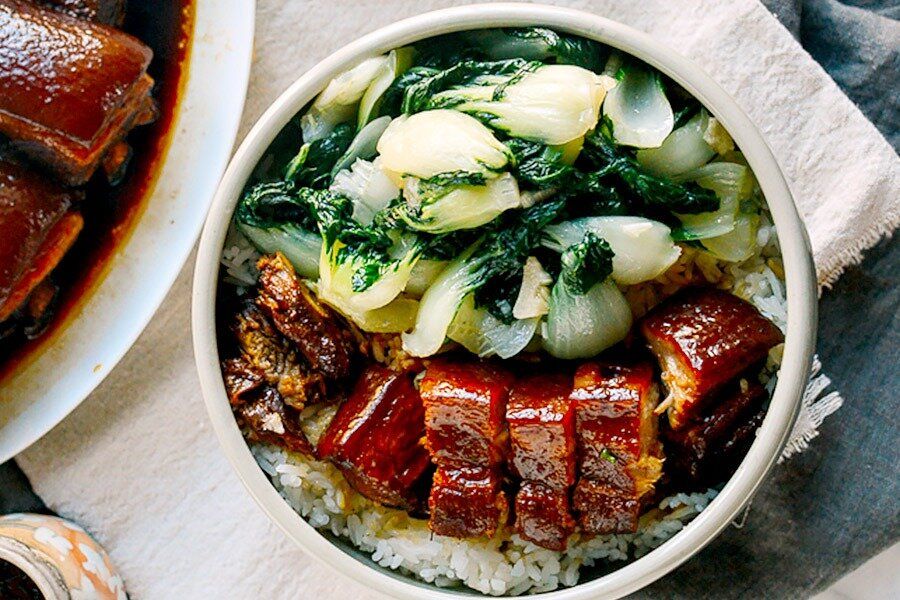 Тушеная грудинка в соевом соусе: быстро и вкусно