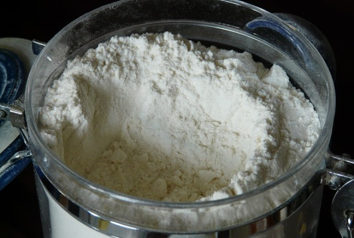 Как сохранить муку свежей и избежать жучков