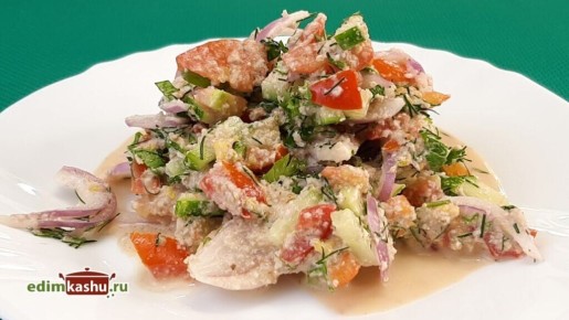 Нежный салат с помидорами и ореховой заправкой для настоящих гурманов