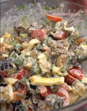 Вкусный салат с хрустящими баклажанами и яркой зеленью