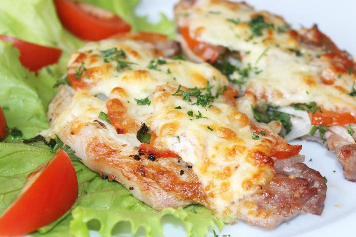 Сочныя свиные отбивные с помидорами и сыром: идеальное решение для вашего стола