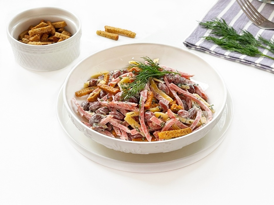 Салат с сухариками и колбасой: идеальный рецепт для быстрого ужина