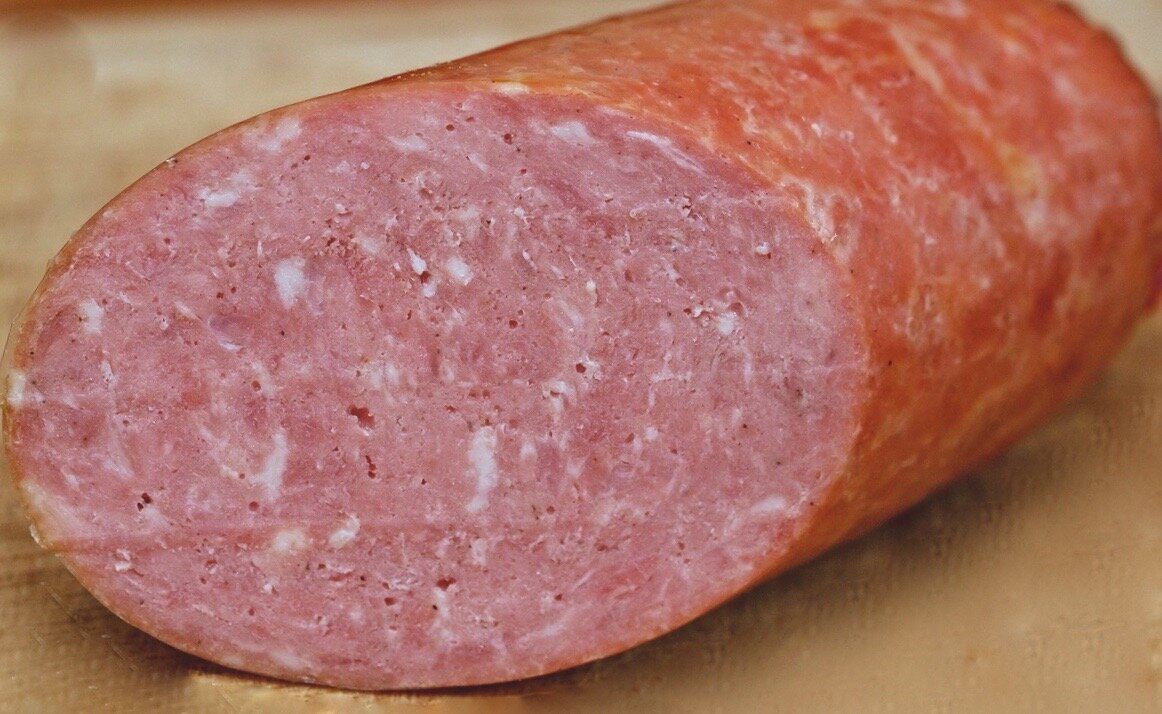 Секреты домашнего сервелата: как приготовить колбасу на высшем уровне