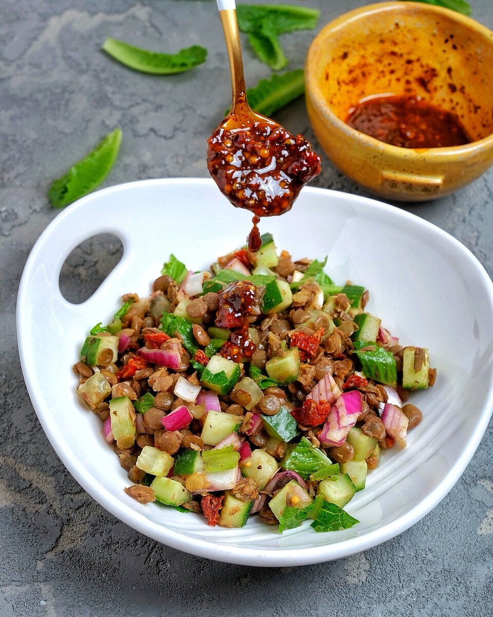 Освежающий французский салат из зелёной чечевицы: идеальное постное блюдо