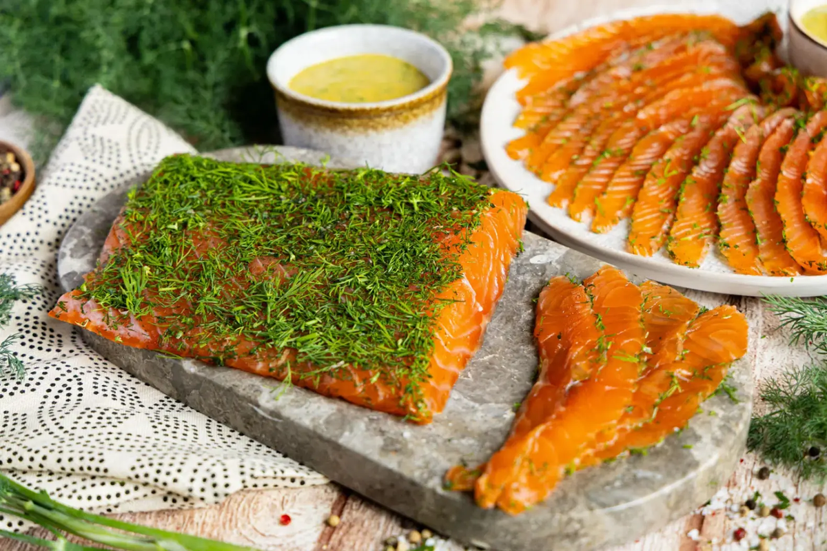 Гравлакс с медово-горчичным соусом: идеальное угощение для любого повода