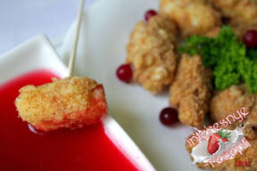 Жареный сыр в кляре: идеальное сочетание с клюквенным соусом