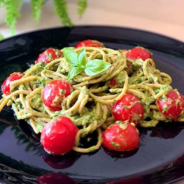 Паста с авокадо, шпинатом и помидорами