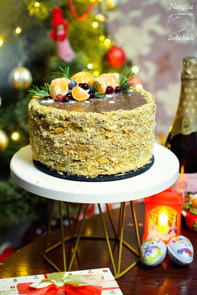 Сладкое искусство: Торт "Рождественский Наполеон" с фундуком и меренгой