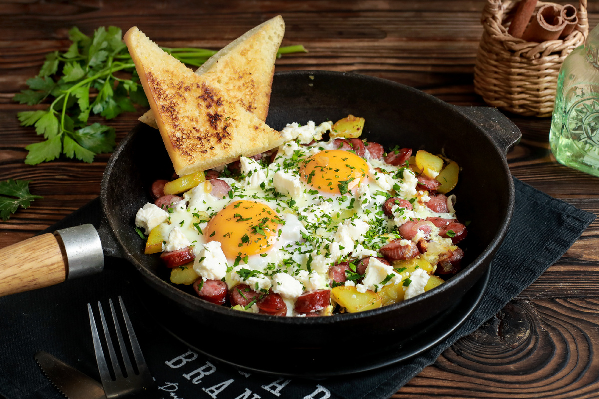 Вкусная яичница по деревенски с охотничьими колбасками и картофелем
