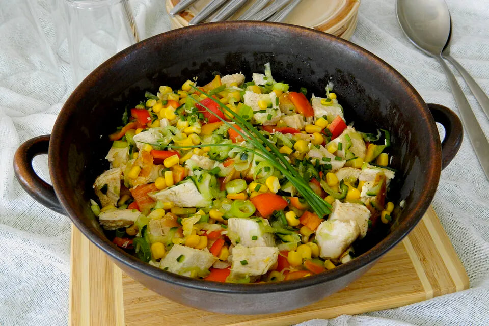 Вкусный салат из остатков курицы: быстро и просто