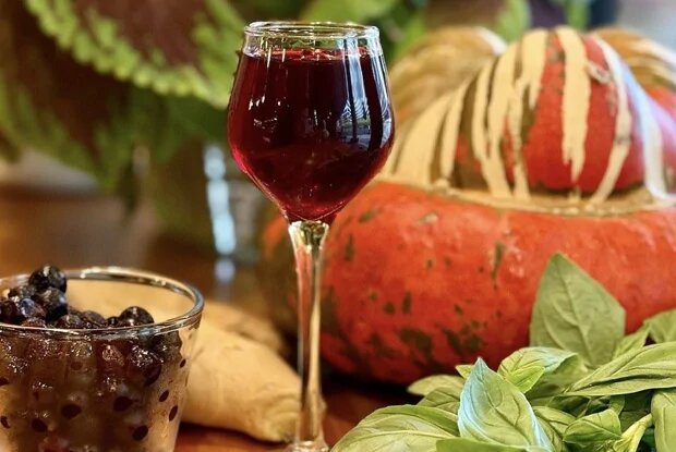 Ароматная настойка из водки с брусникой и можжевельником