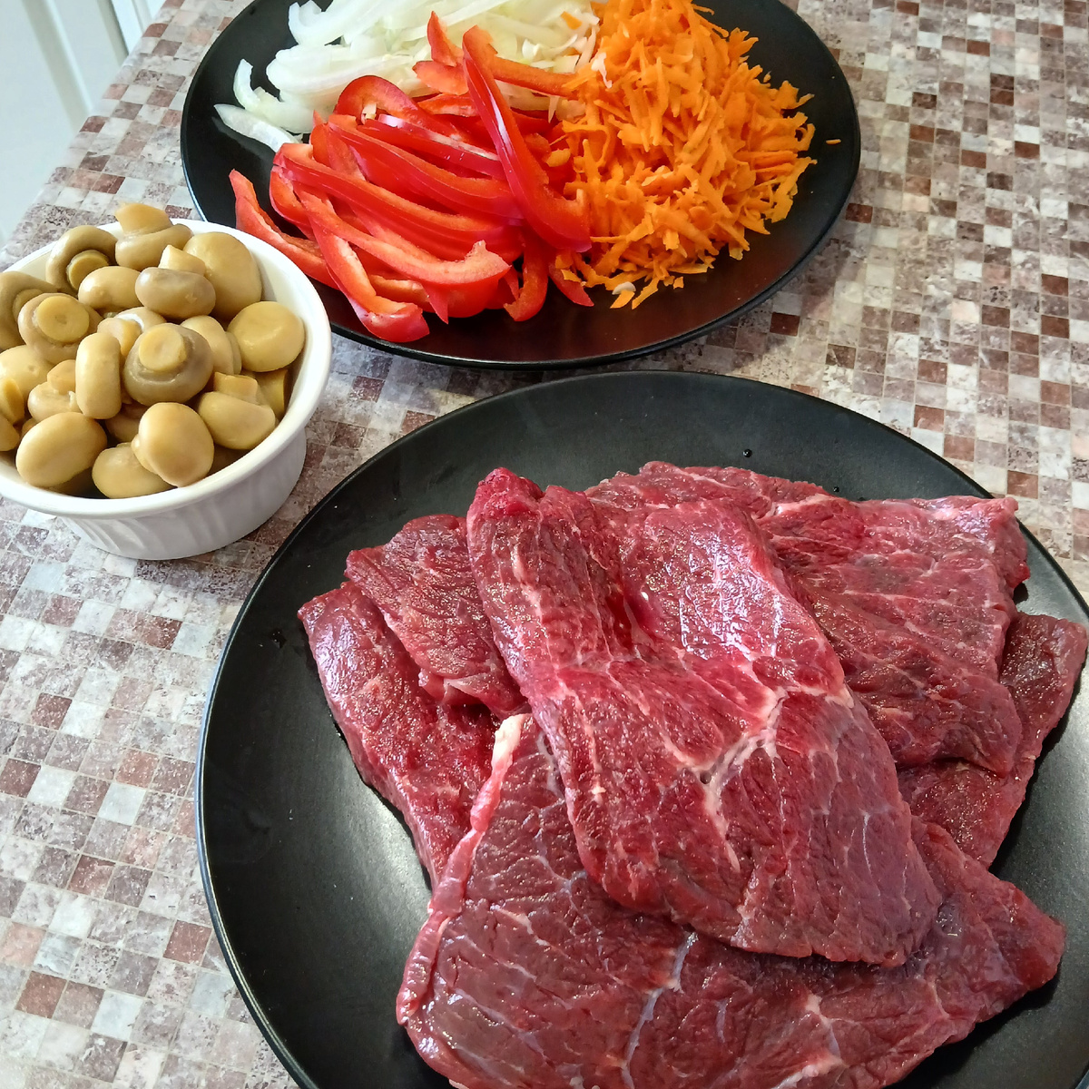 Нежные рулетики из говядины с овощной начинкой: пошаговый рецепт