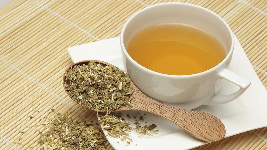 Гастроэнтеролог предупреждает о рисках травяных чаев для здоровья