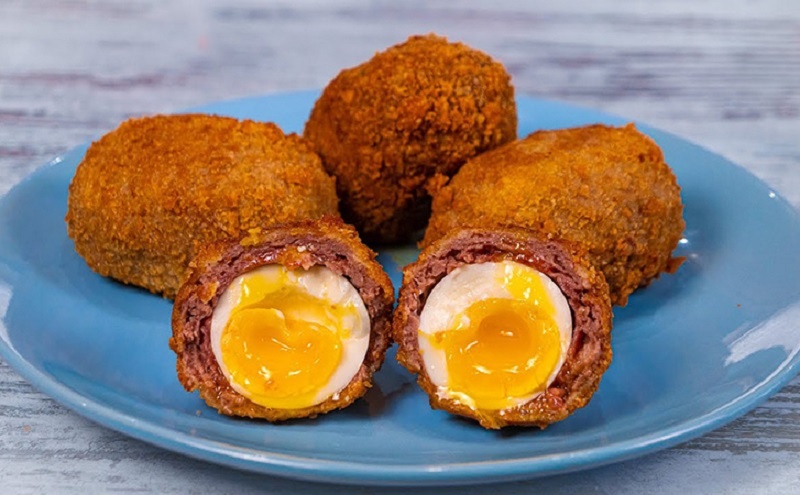 Новый взгляд на завтрак: яйца в мясной шубке