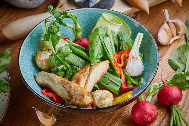 Весенний салат с яркими нотами: помидоры, голубой сыр и редис