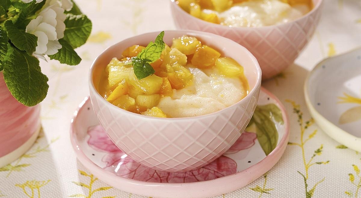 Утренний рай: манная каша на кокосовом молоке с ананасом и физалисом