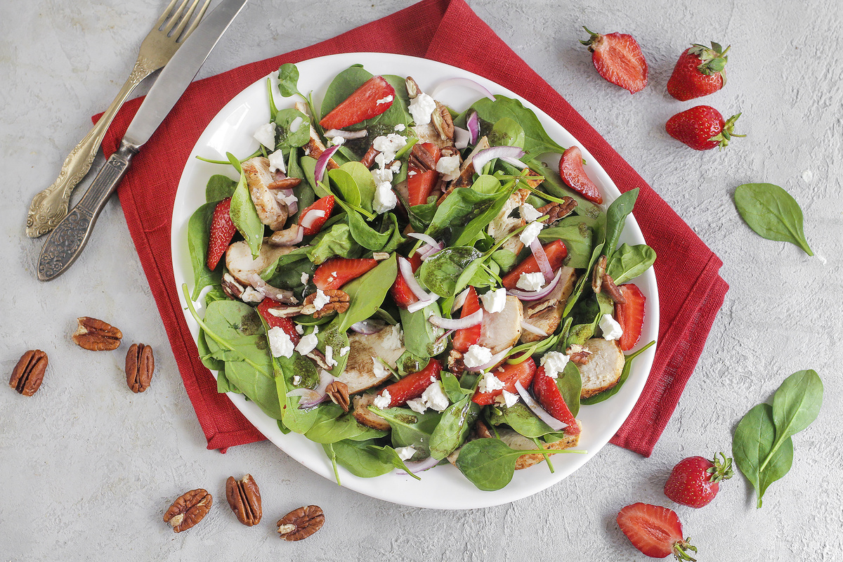 Летний салат с курицей и клубникой: простота и изысканность на вашем столе