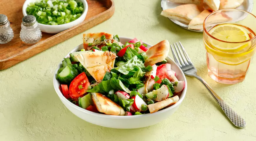 Приготовьте яркий фаттуш с хрустящей лепешкой