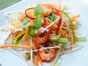 Вьетнамский салат с рисовой лапшой и креветками: легкий и освежающий вариант обеда