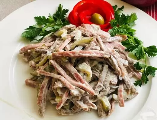 Неповторимый салат с языком и ананасами, который удивит всех