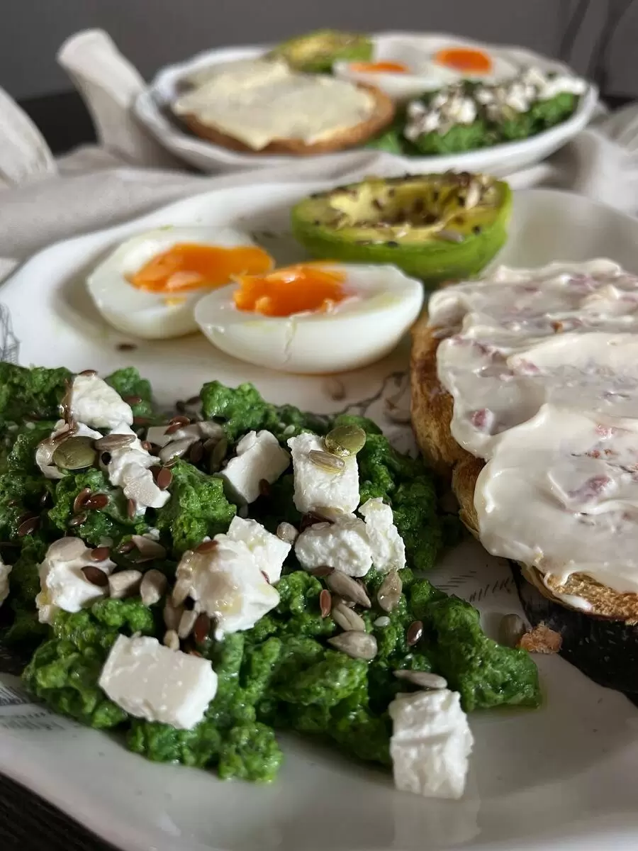 Готовим белковый омлет со шпинатом за 15 минут